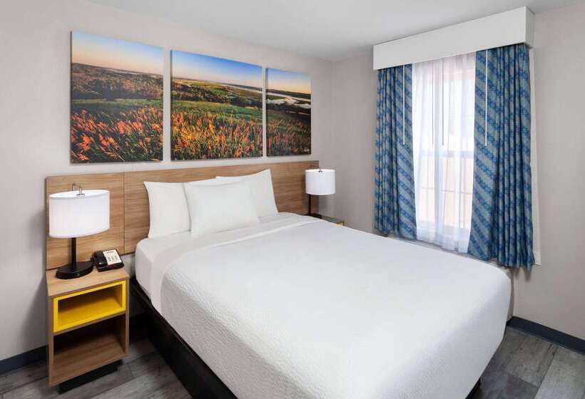 בית מלון כפרי Days Inn & Suites By Wyndham Sellersburg