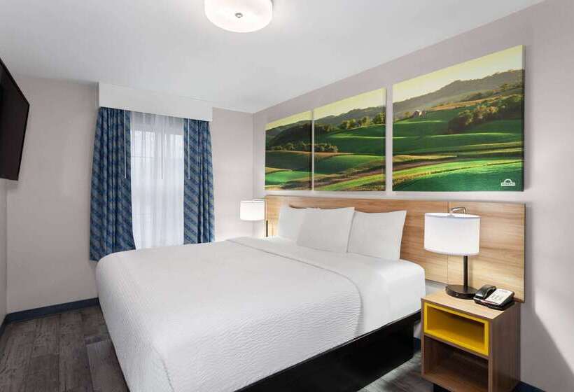 בית מלון כפרי Days Inn & Suites By Wyndham Sellersburg