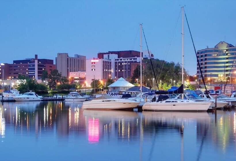 هتل Sheraton Erie Bayfront