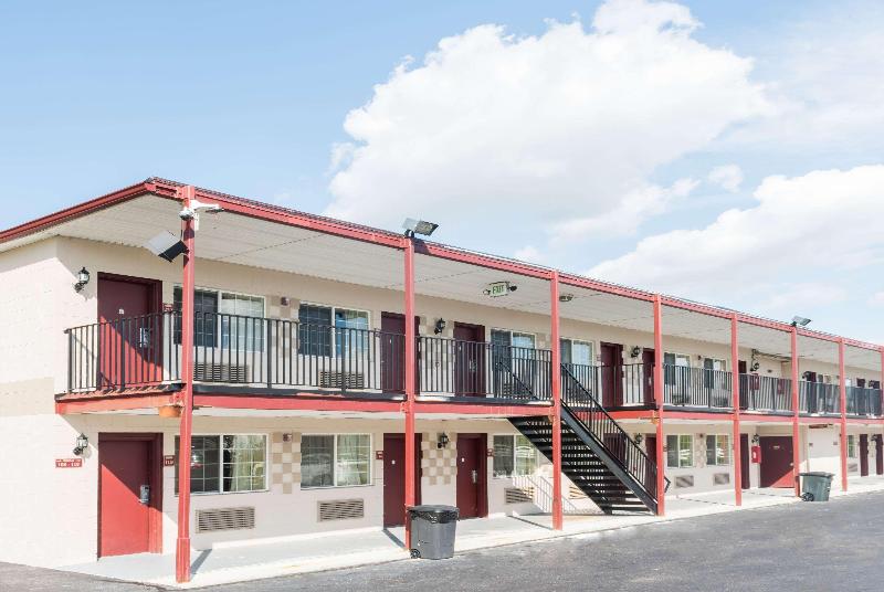בית מלון כפרי Grove City Travel Inn Columbus South