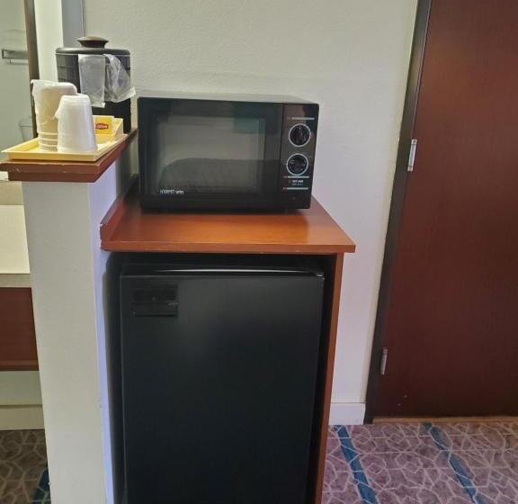 فندق على الطريق Omak Inn