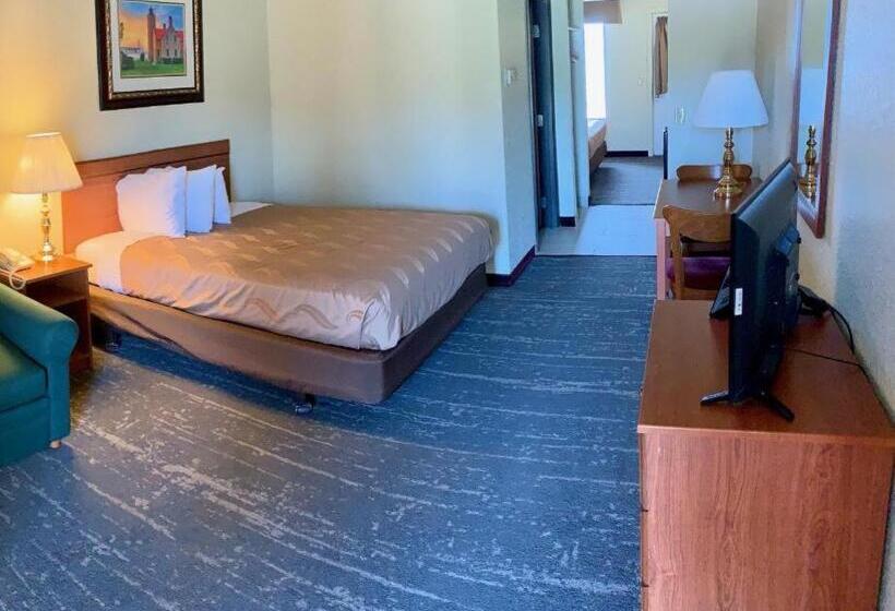 استراحتگاه Mackinaw Beach And Bay Inn & Suites