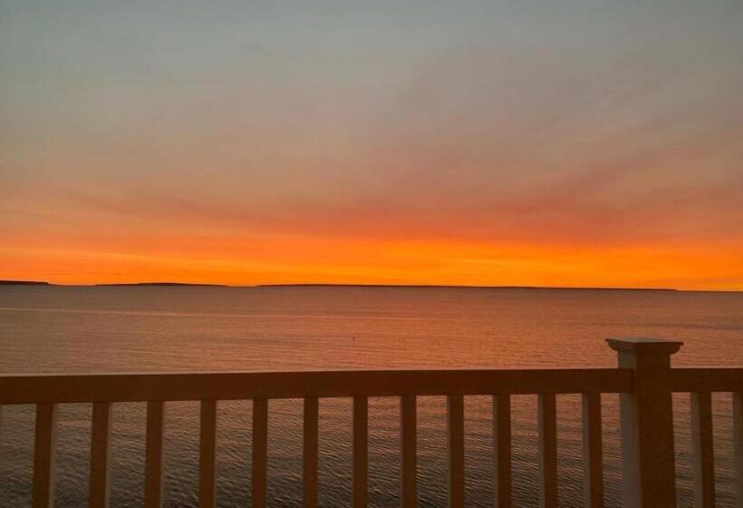 استراحتگاه Mackinaw Beach And Bay Inn & Suites