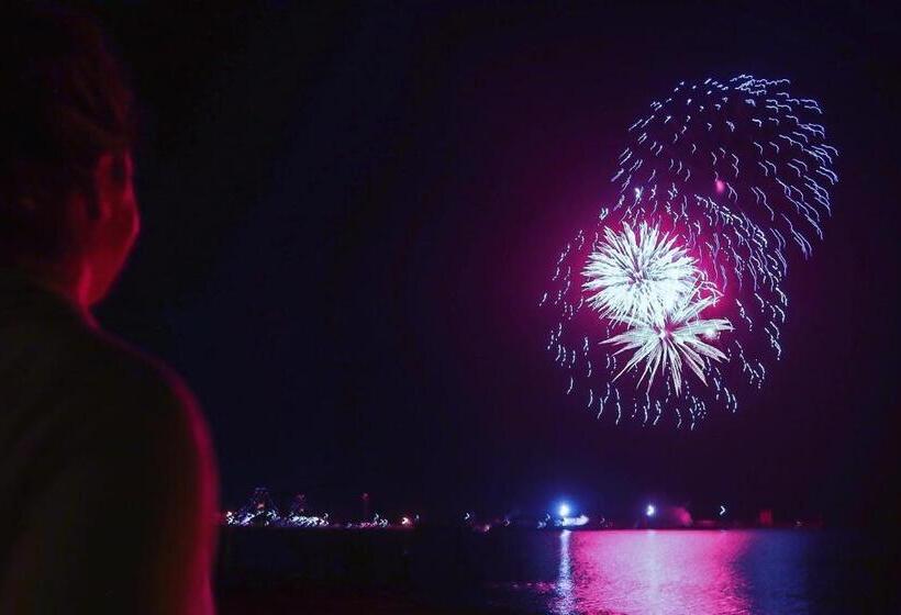 استراحتگاه Mackinaw Beach And Bay Inn & Suites