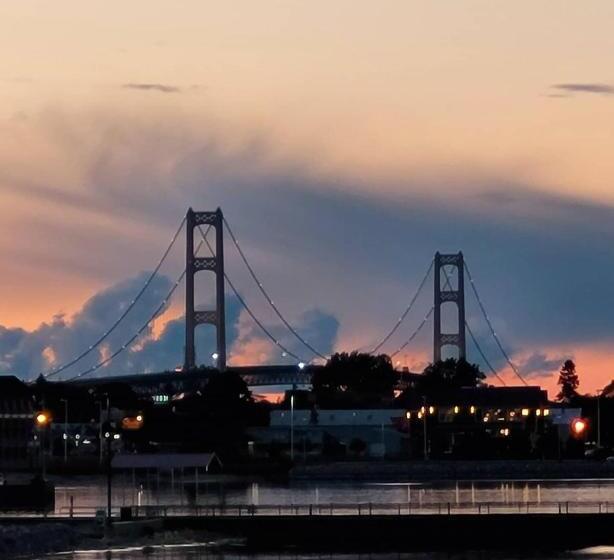 استراحتگاه Mackinaw Beach And Bay Inn & Suites