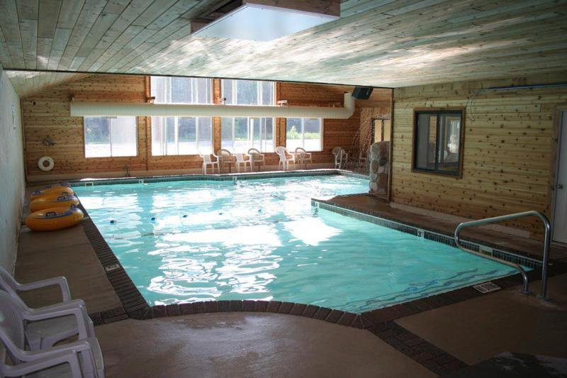 استراحتگاه Mackinaw Beach And Bay Inn & Suites