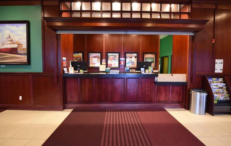استراحتگاه Mackinaw Beach And Bay Inn & Suites