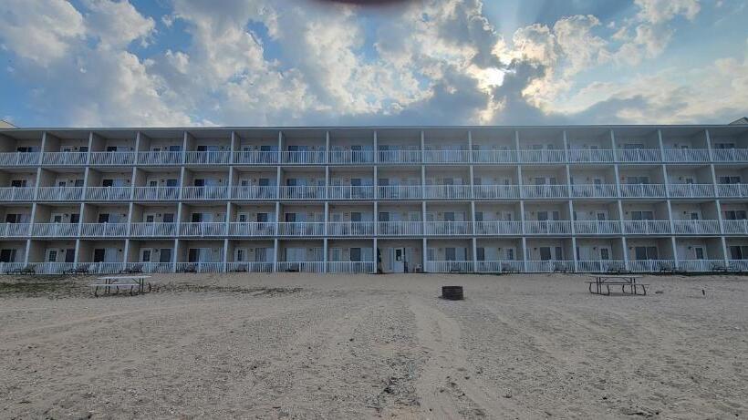 استراحتگاه Mackinaw Beach And Bay Inn & Suites