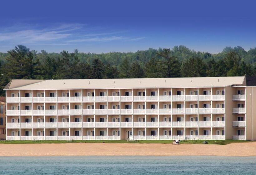 استراحتگاه Mackinaw Beach And Bay Inn & Suites