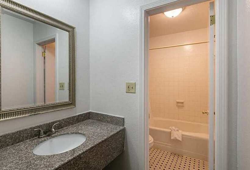 هتل Rodeway Inn & Suites