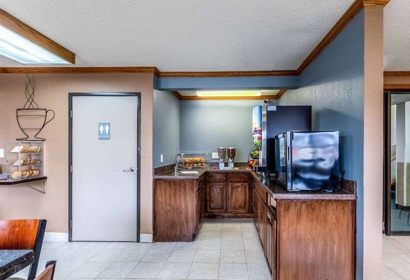 فندق Econo Lodge Inn & Suites