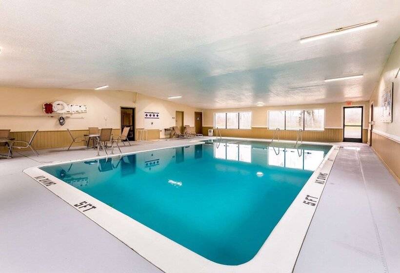هتل Econo Lodge Inn & Suites