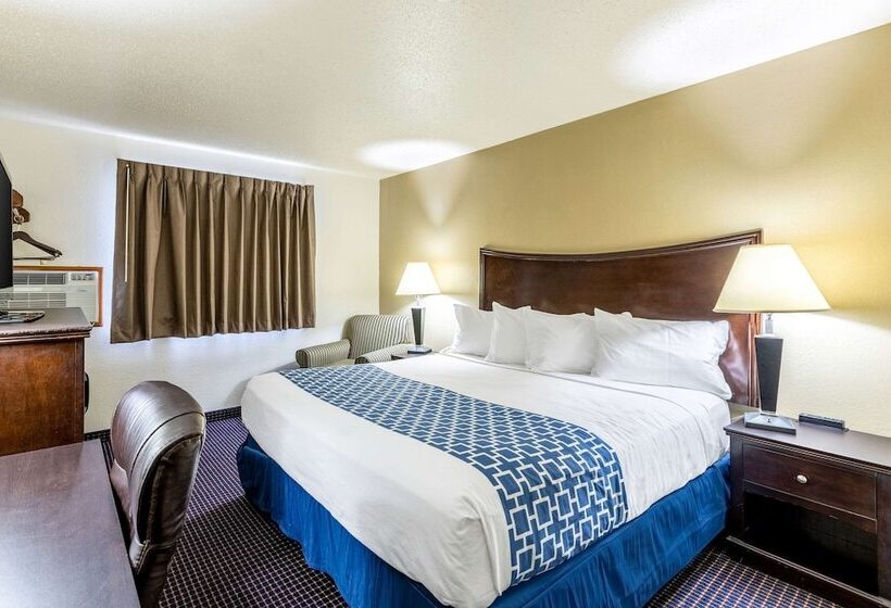 هتل Econo Lodge Inn & Suites