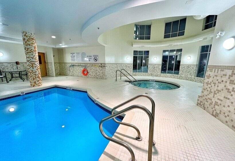 هتل Chateau Inn & Suites Bonnyville