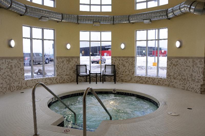 هتل Chateau Inn & Suites Bonnyville
