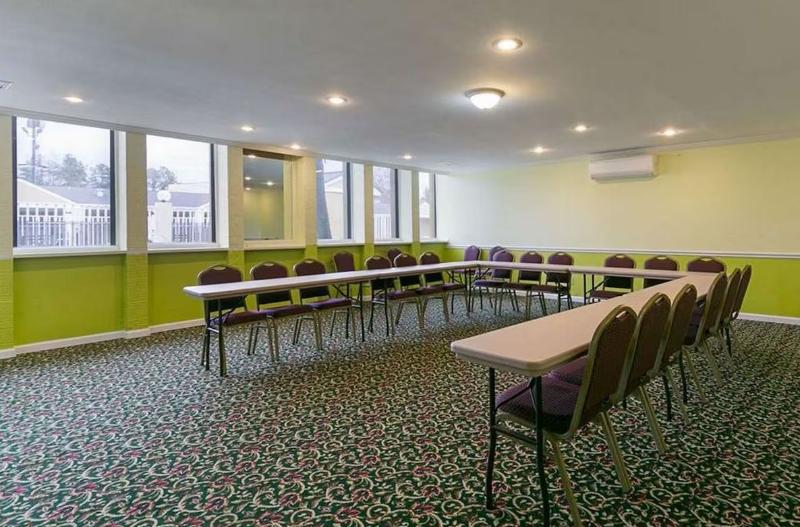 هتل Rodeway Inn & Suites