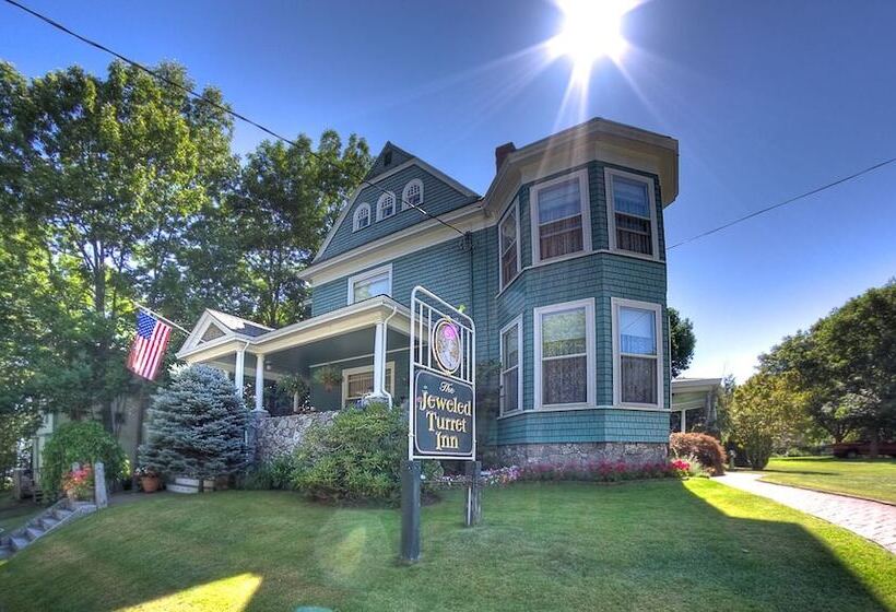 هتل The Jeweled Turret Inn