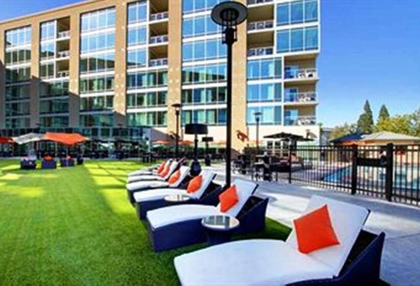 هتل University Plaza Waterfront