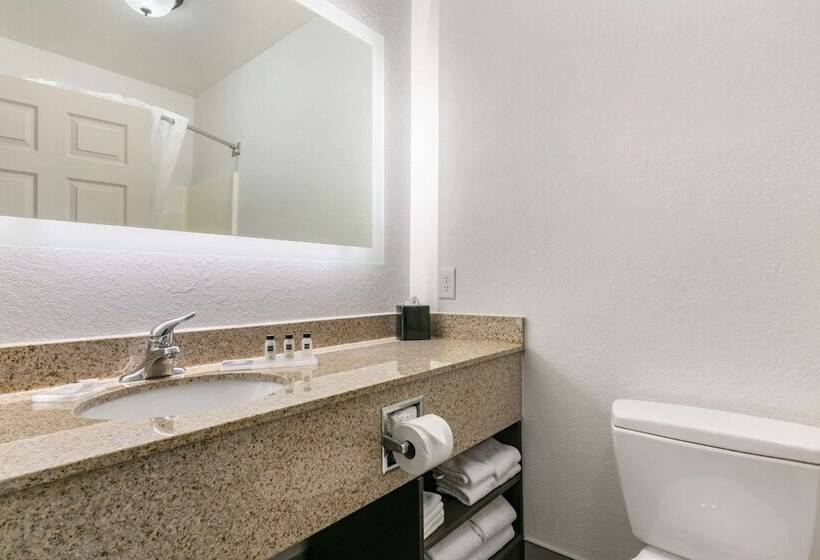 هتل Clarion Pointe Columbusbradley Park
