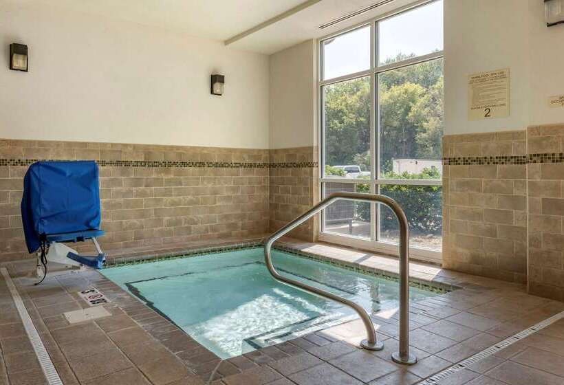 هتل Comfort Inn & Suites