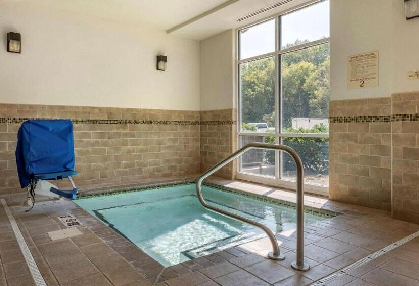 هتل Comfort Inn & Suites