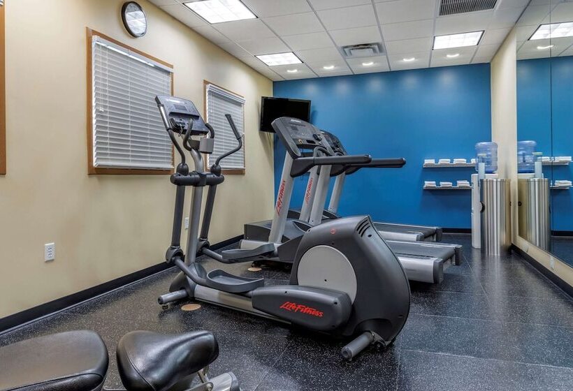 هتل Comfort Inn & Suites