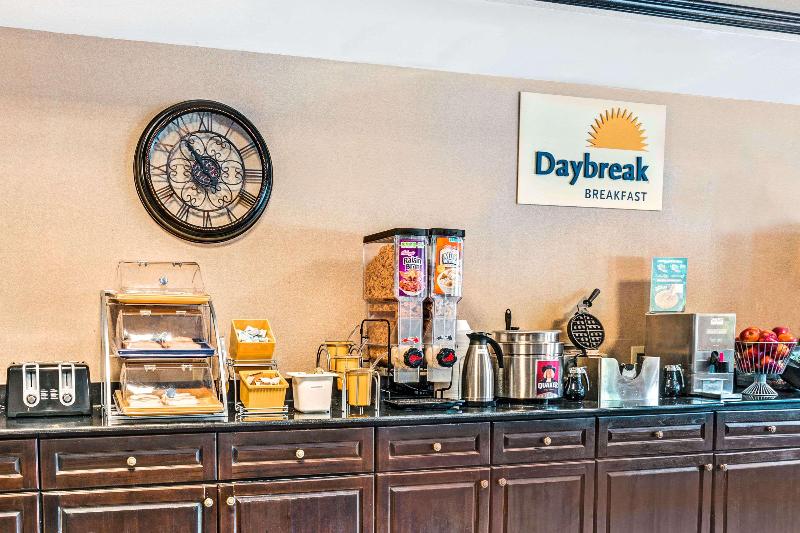 هتل Days Inn & Suites By Wyndham Jeffersonville In
