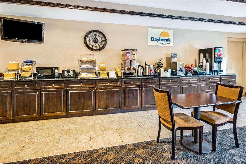 هتل Days Inn & Suites By Wyndham Jeffersonville In