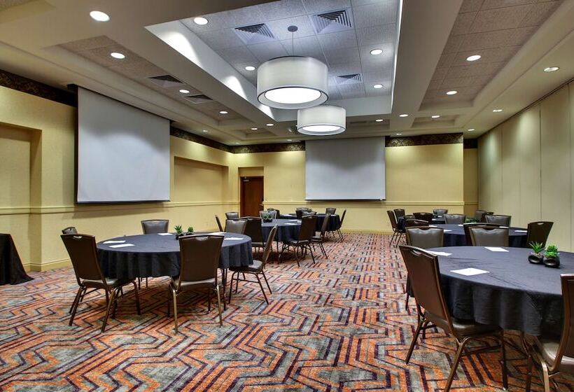 בית מלון כפרי Drury Inn & Suites Charlotte Northlake