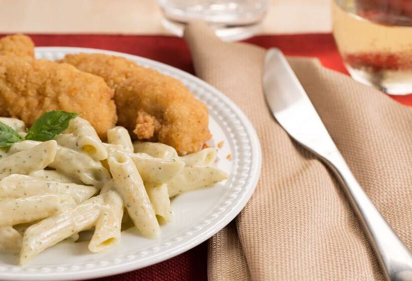 בית מלון כפרי Drury Inn & Suites Meridian