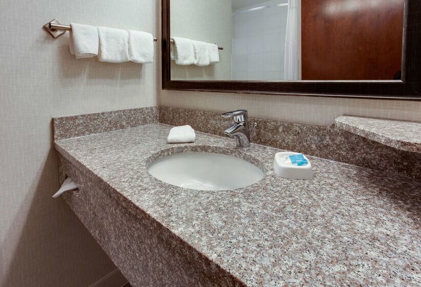 هتل Drury Inn & Suites West Des Moines