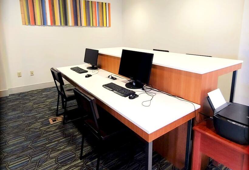 Отель Holiday Inn Express & Suites Clear Spring, An Ihg