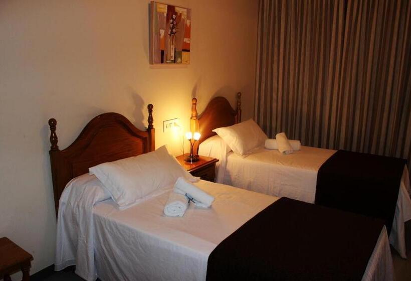 هتل Hostal Los Maños