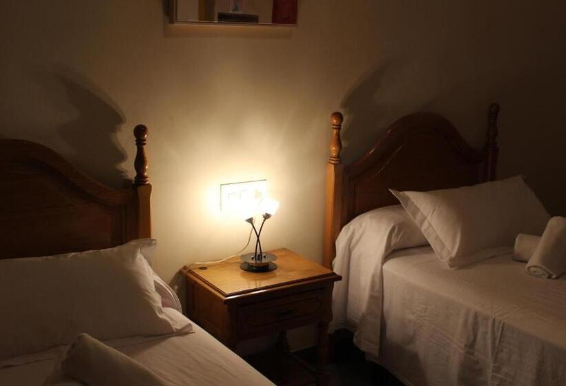 هتل Hostal Los Maños