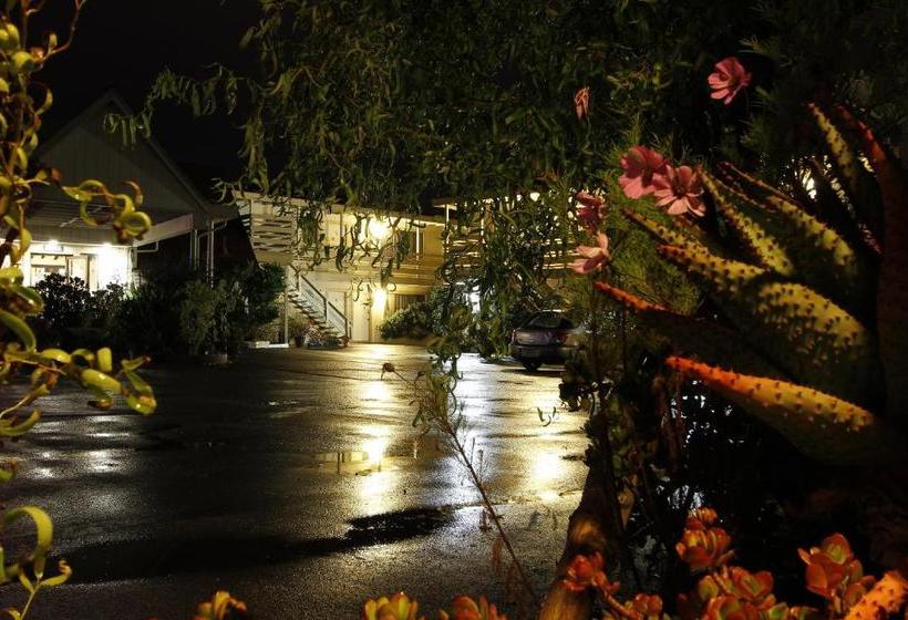 בית מלון כפרי Monterey Fireside Lodge