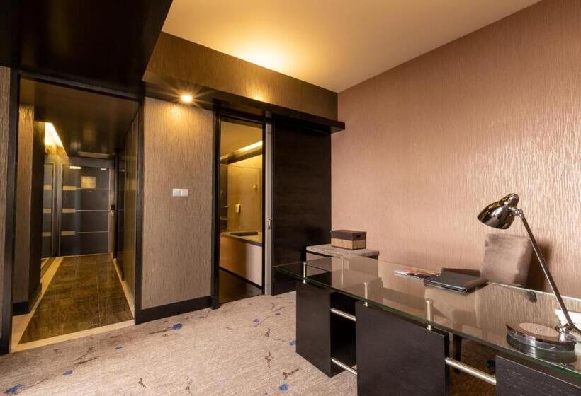 Fotos del hotel New World Suites:  45