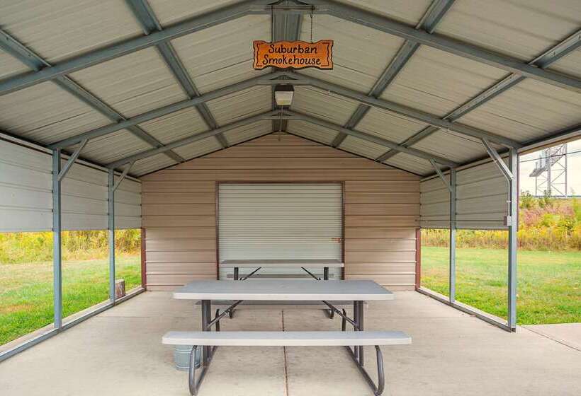 Отель Suburban Studios Clarksvillelouisville North