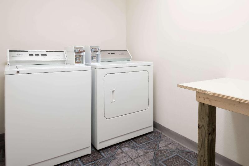 هتل Super 8 By Wyndham Salina