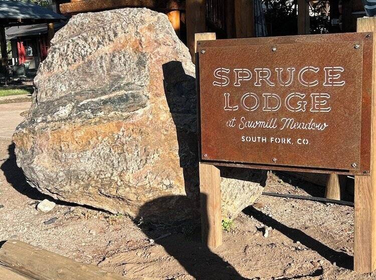 فندق The Spruce Lodge
