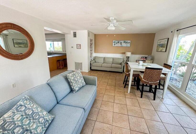 منتجع The Pearl Beach Inn