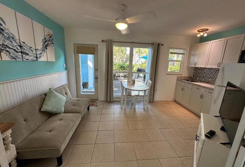 منتجع The Pearl Beach Inn