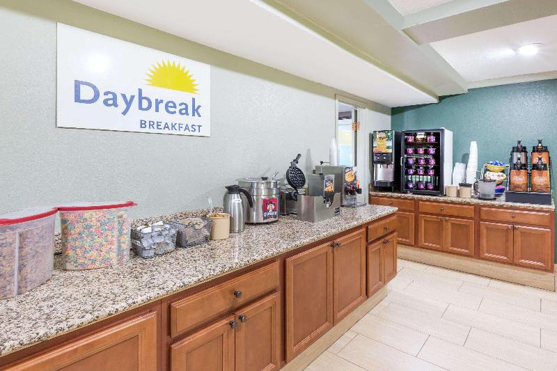 هتل Days Inn By Wyndham West Des Moines
