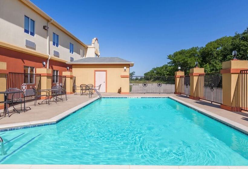 Отель Days Inn & Suites By Wyndham Marquez