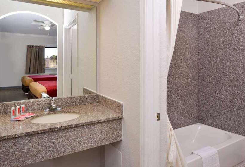 فندق Econo Lodge Inn & Suites Port Arthur Near Sabine Pass