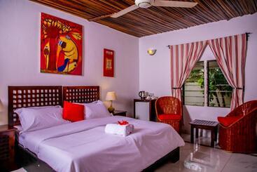 هتل Hibiscus House Gambia
