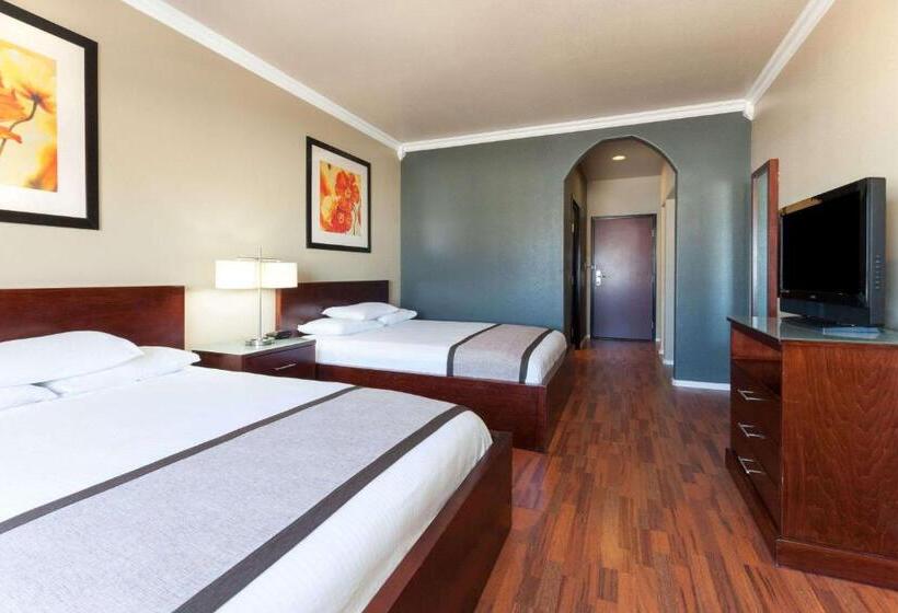 בית מלון כפרי Lone Star Inn & Suites