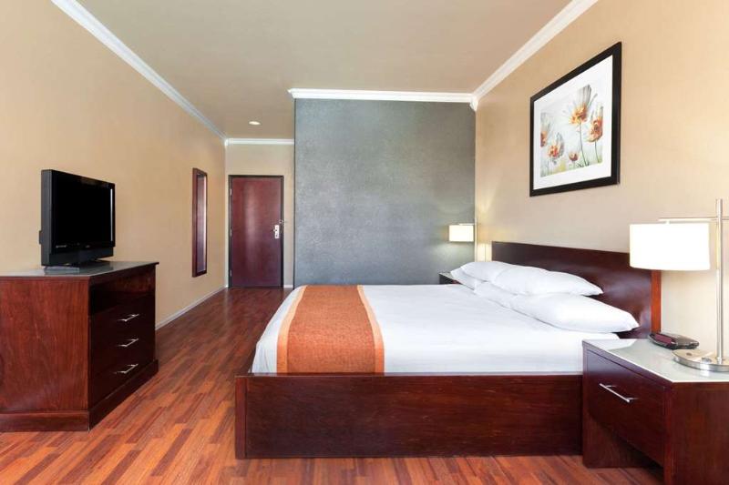 בית מלון כפרי Lone Star Inn & Suites