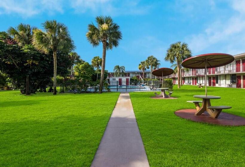 هتل Red Roof Inn Vero Beach   I 95