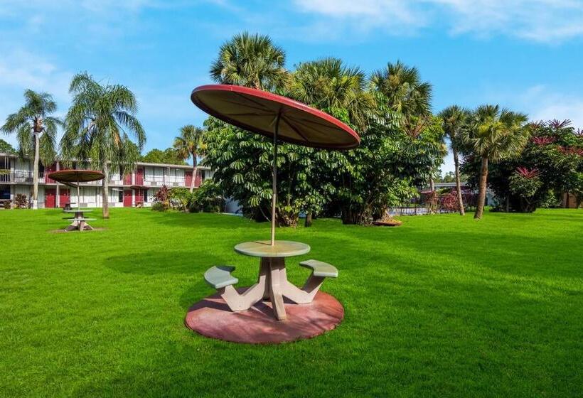 هتل Red Roof Inn Vero Beach   I 95