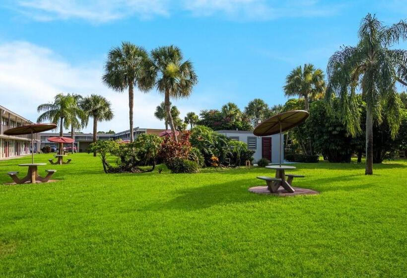 هتل Red Roof Inn Vero Beach   I 95